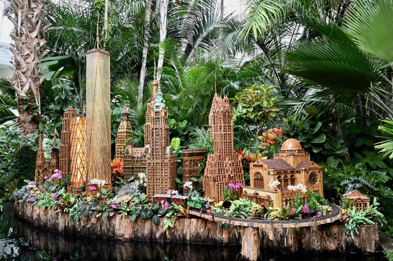 NYBG Holiday Train Show & Lyndhurst Mansion
